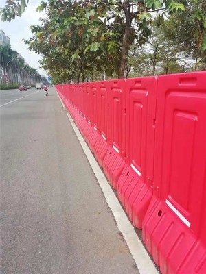 紅色門板式防撞水馬圍擋 道路工地施工的堅實屏障